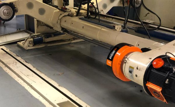 Duplex roll ejector chuck