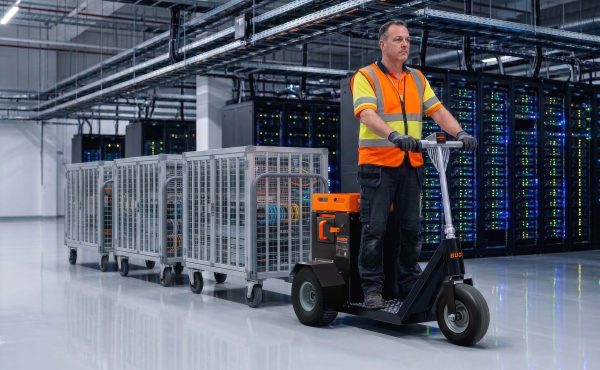 electric-tow-tractor-Buddy-on-action